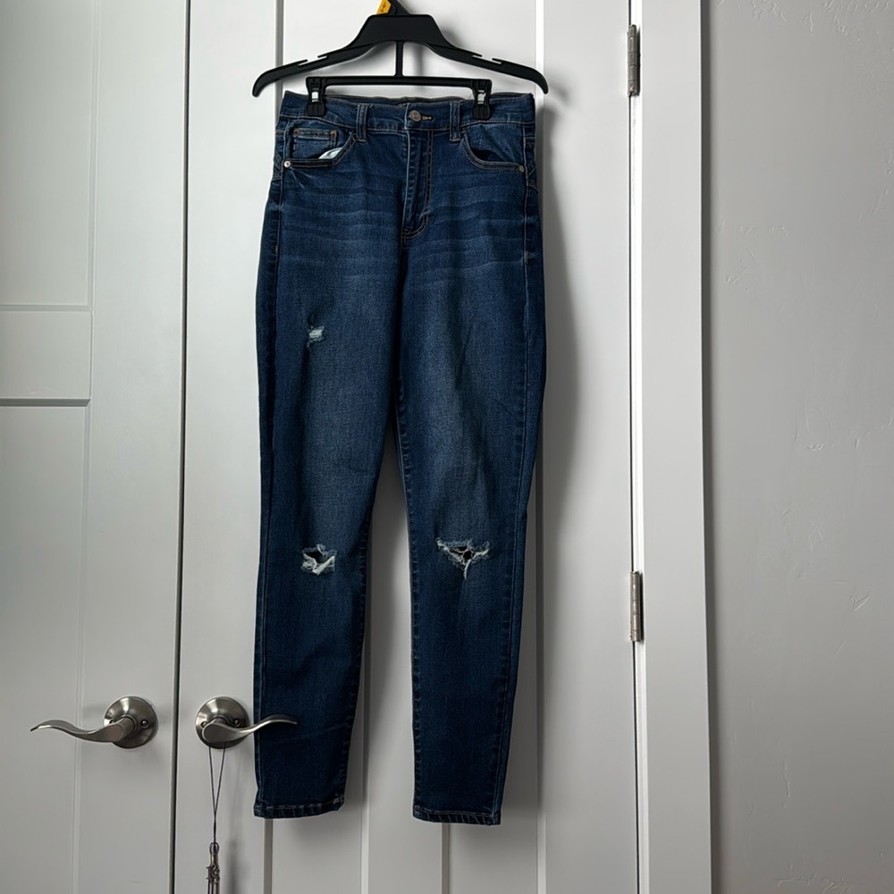 Fashion Nova ripped jeans. Excellent condition only worn a few times. Size 7/28